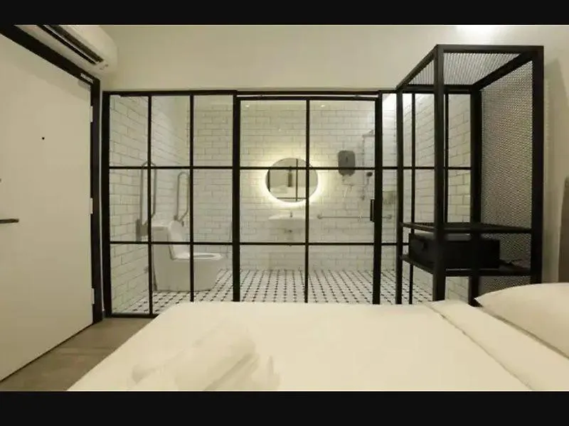 Z Hotel Ara Damansara, Lrt, Mall, Airport Petaling Jaya